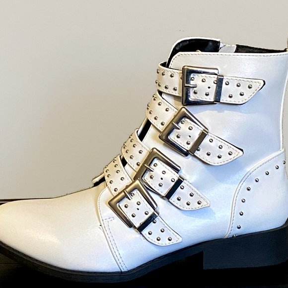 Qupid Vinci-58 White Women Buckle Ankle Bootie - Picture 2 of 2
